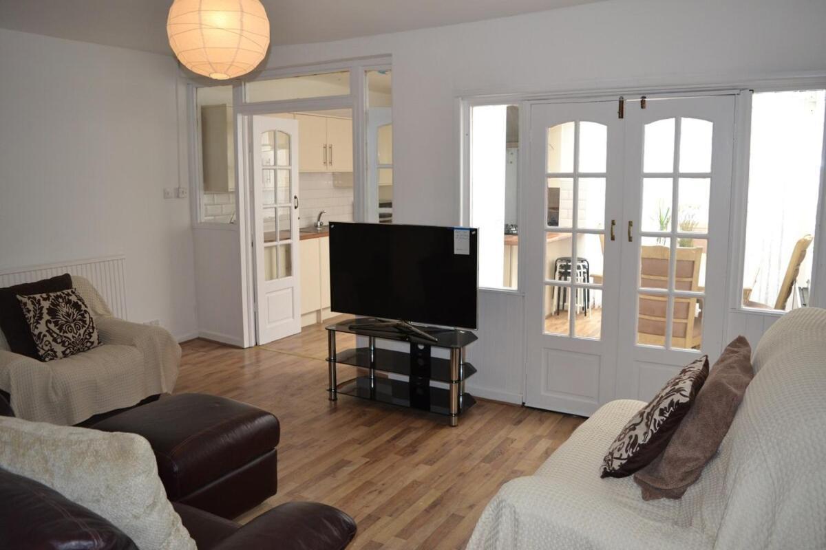 Modern 5-bedroom