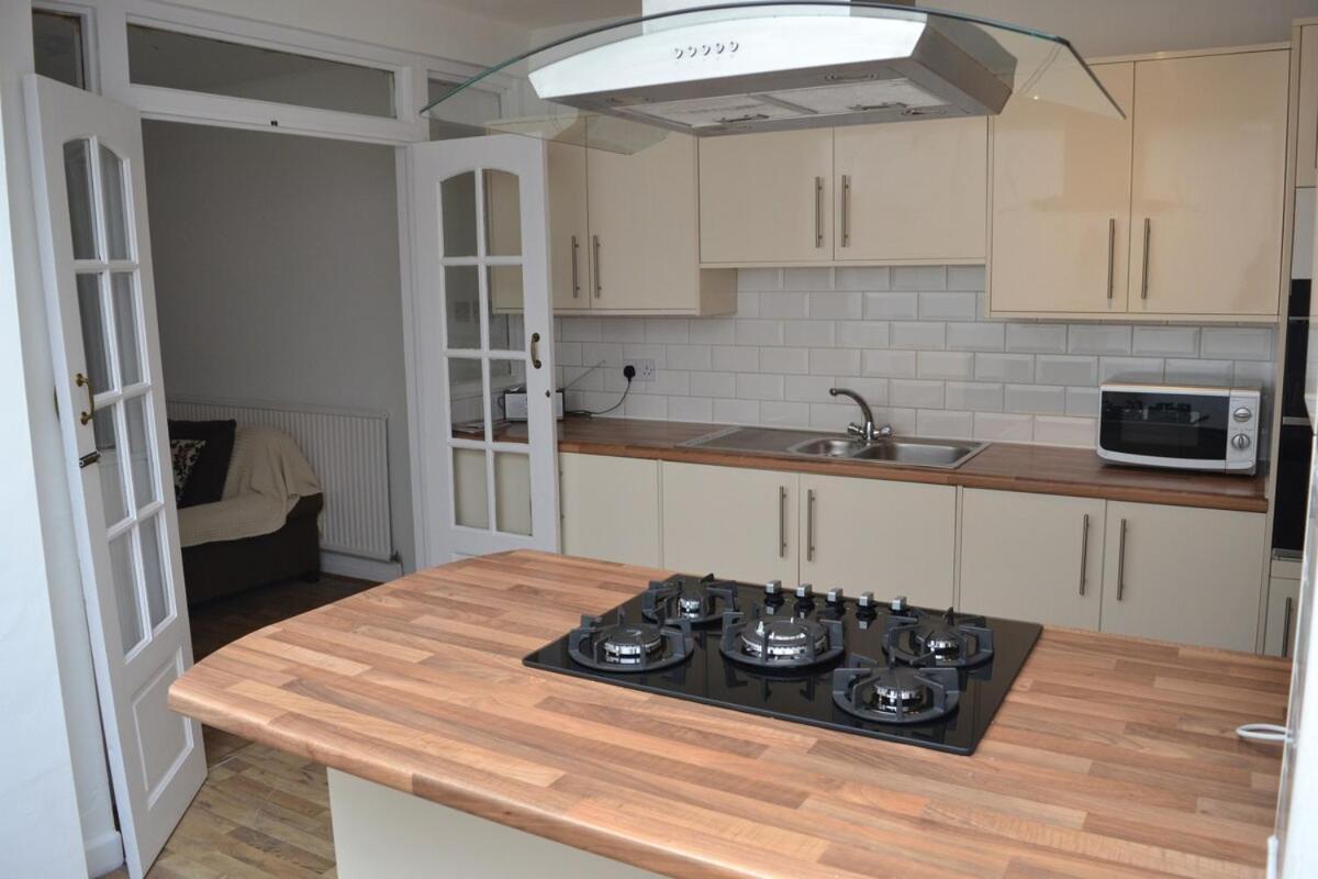 Modern 5-bedroom Hébergement de vacances *